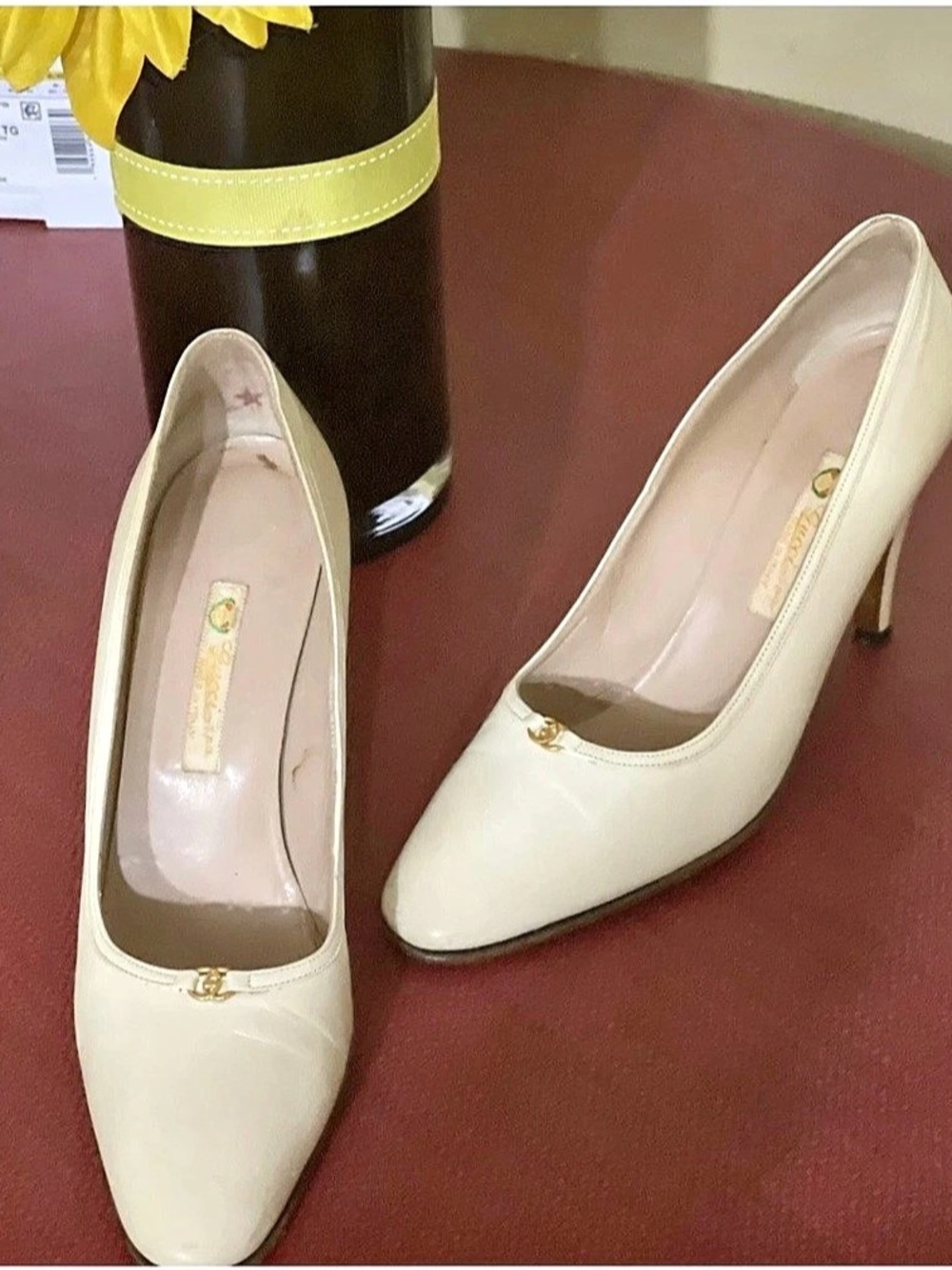 Authentic Vintage Gucci Leather Almond Toe Stiletto Heels in Cream size 6.5